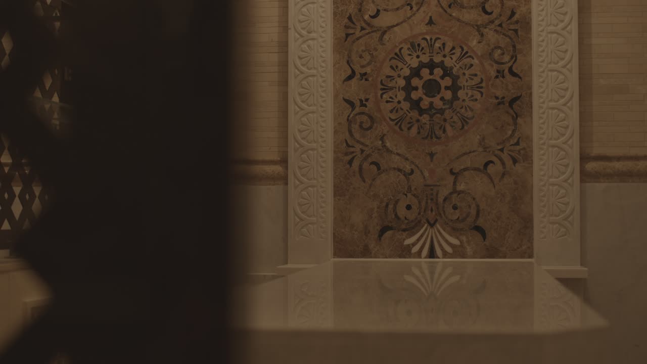 Detailansicht einer verzierten Marmorwand in einem Hamam mit ornamentaler Fliesenkunst