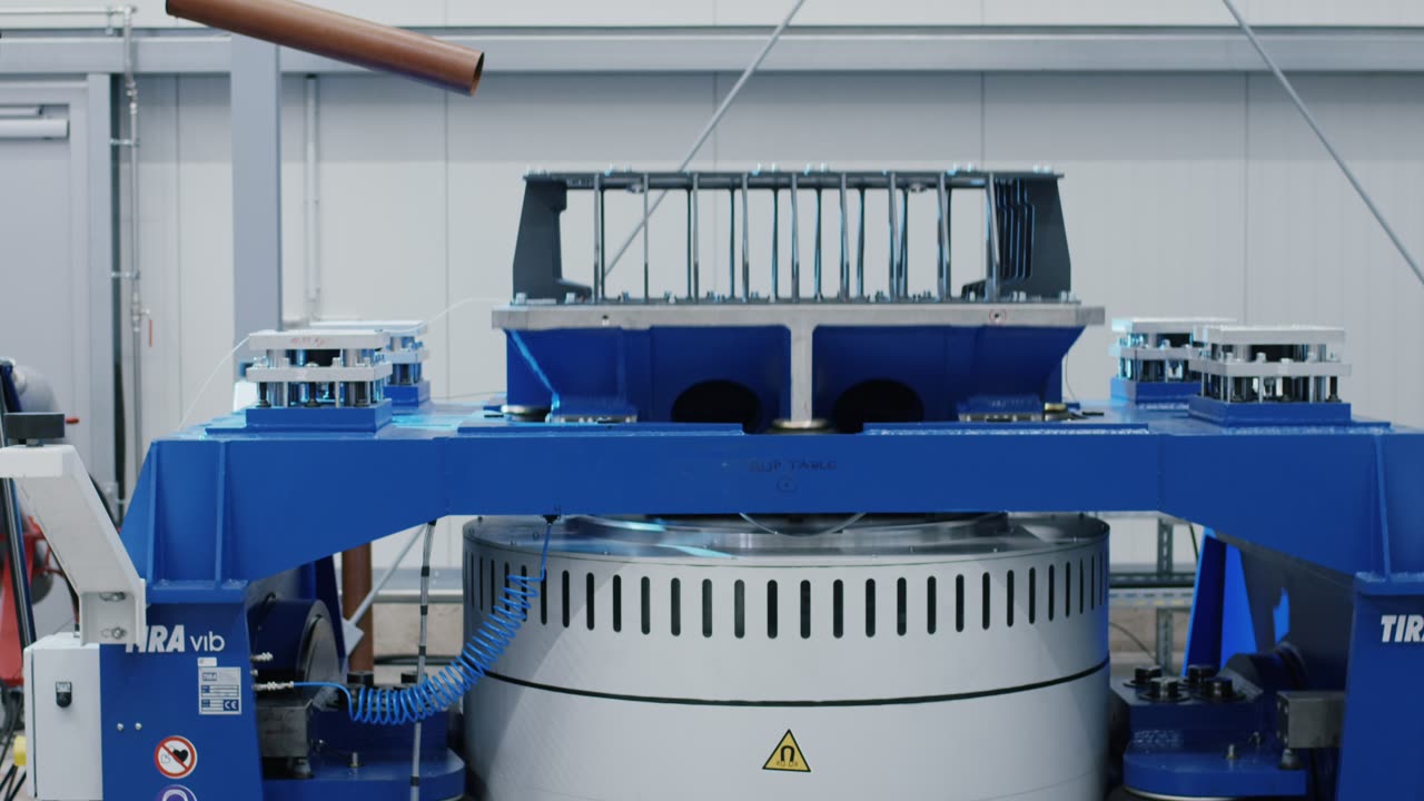 Elektrodynamischer Shaker im Betrieb bei einer Vibrationsprüfung im Labor