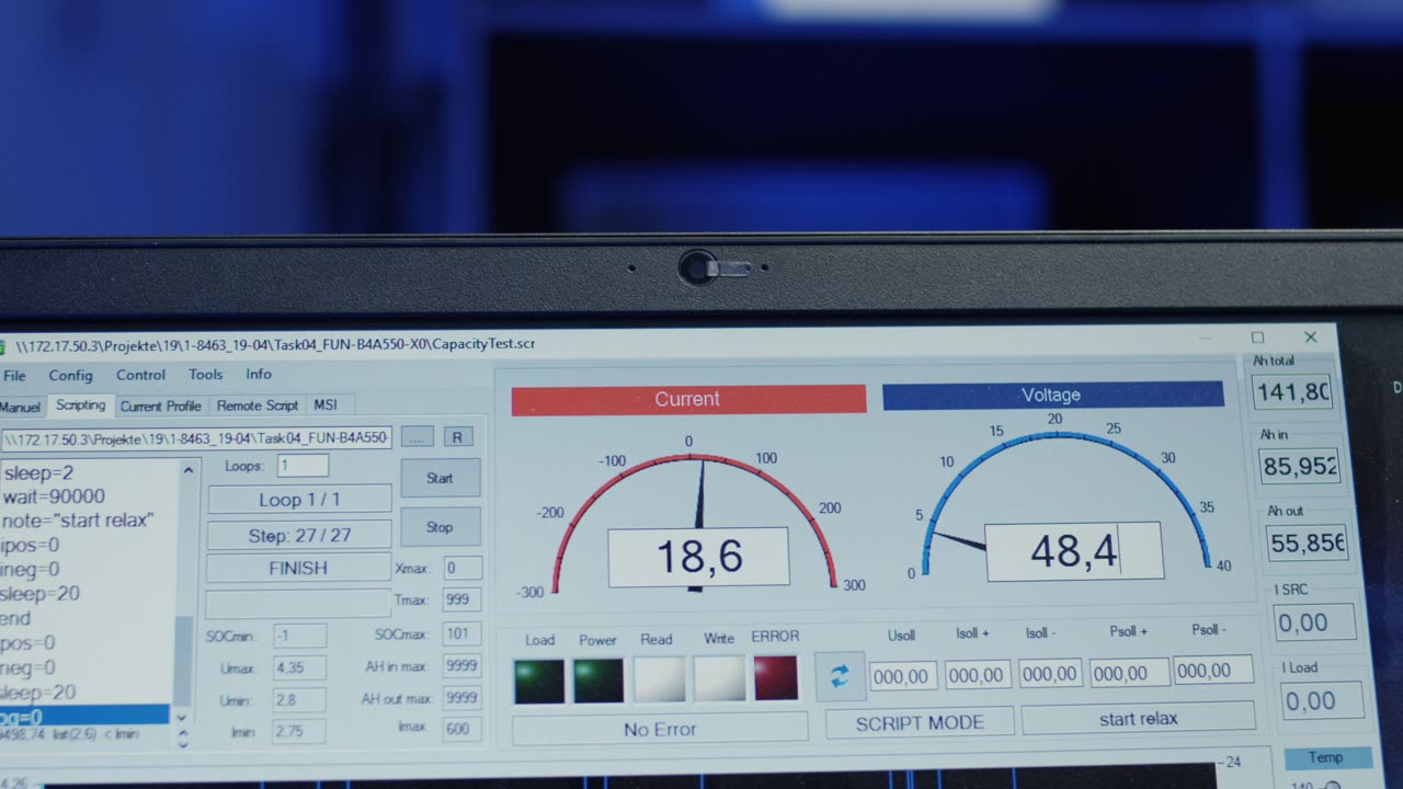 Messsoftware zur Kapazitaetspruefung mit Diagrammen und Werten auf einem Laptop Monitor