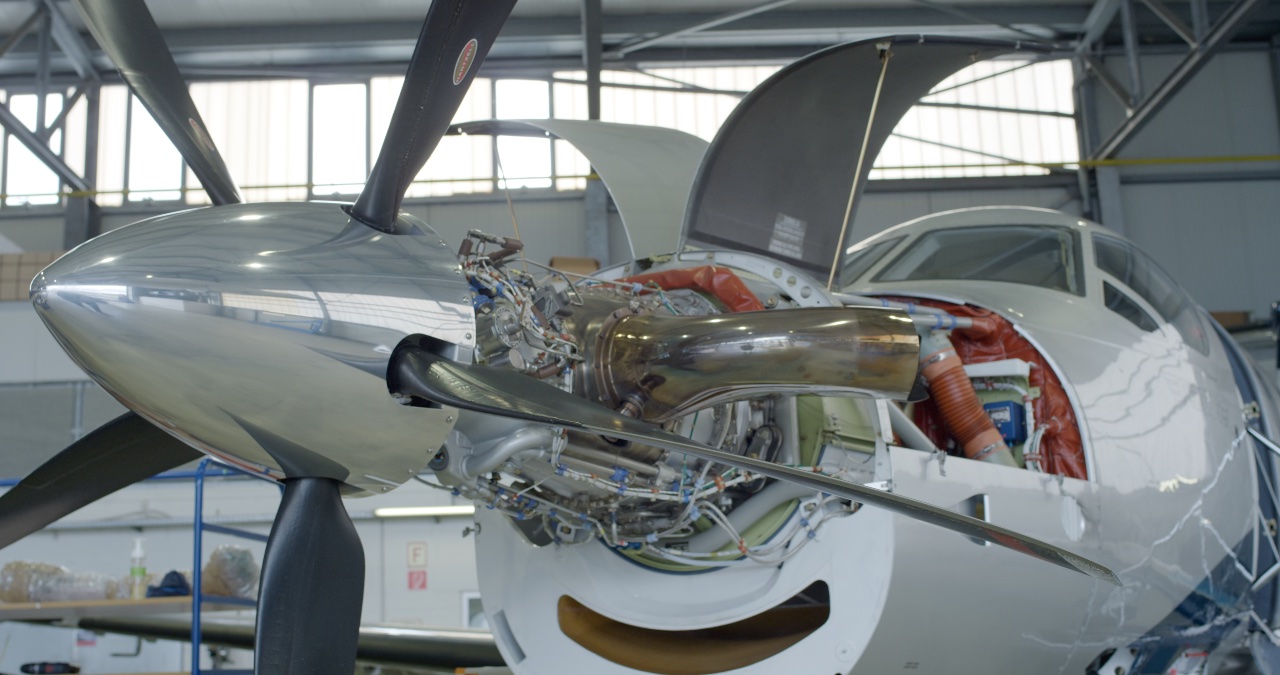 Nahaufnahme eines geöffneten Turboprop-Triebwerks an einem Flugzeug zur technischen Wartung im Hangar