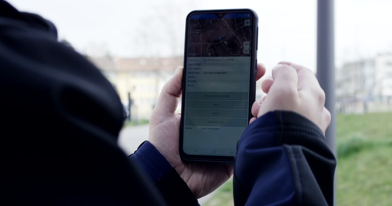 Person bedient App zur Standortbestimmung auf einem Smartphone