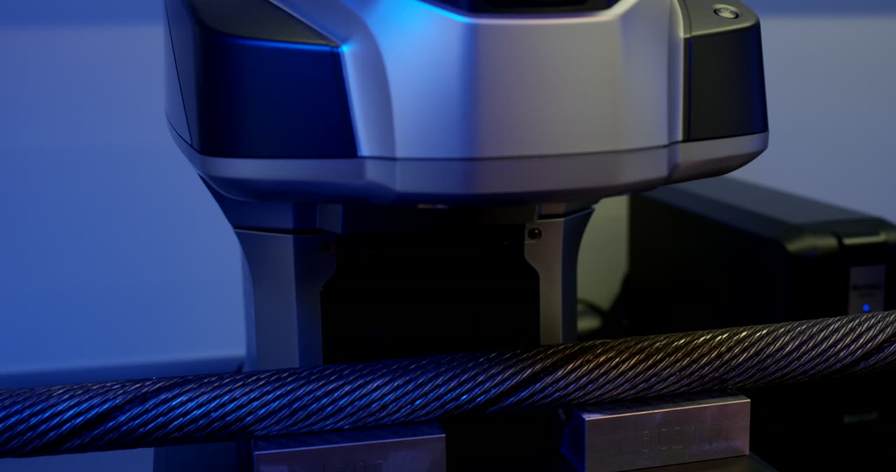 Präzise optische Vermessung eines Stahlseils mit einem 3D-Profilmesser im Labor