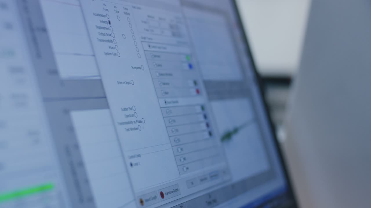 Software Benutzeroberfläche mit Diagramm und Einstellungsfenster auf einem Monitor