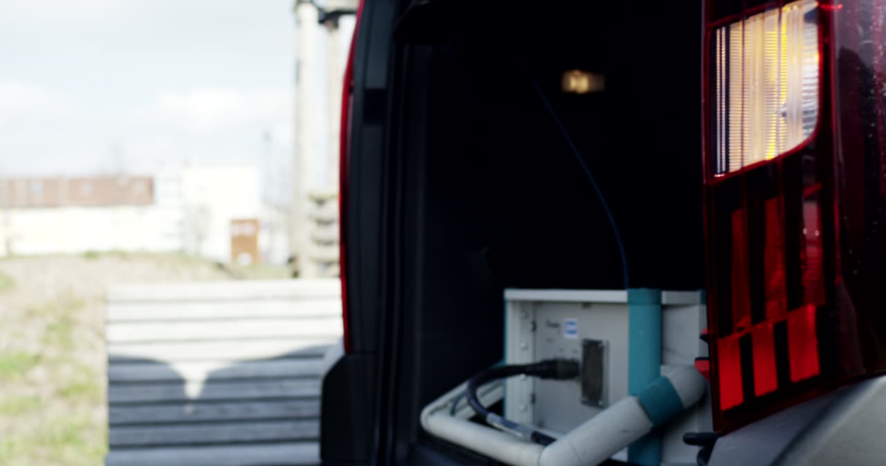 Techniker entnimmt technisches Messgerät aus einem Servicefahrzeug