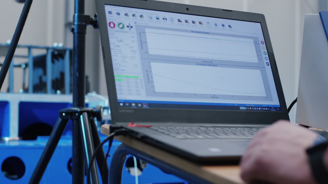 Title:
Messdaten-Erfassung auf einem Laptop während einer Vibrationsprüfung im Labor