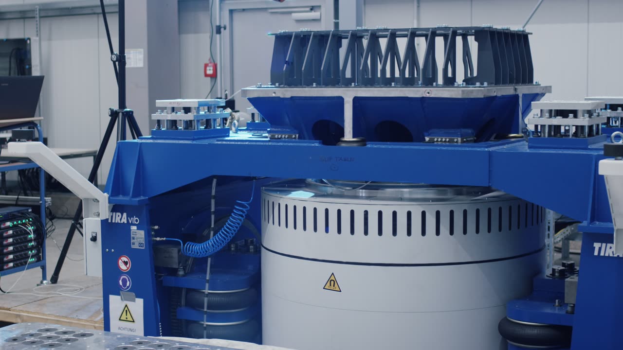 Totale Aufnahme einer elektrodynamischen Shaker-Anlage während eines industriellen Schwingungstests